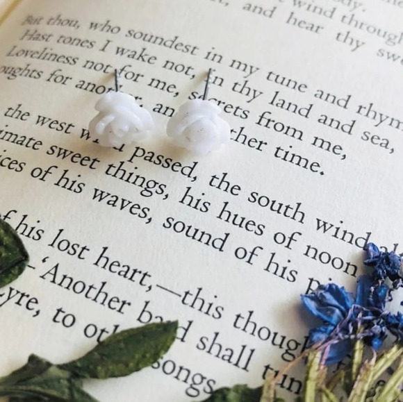 CREAMY WHITE ACRYLIC ROSE STUDS - Picture 1 of 1